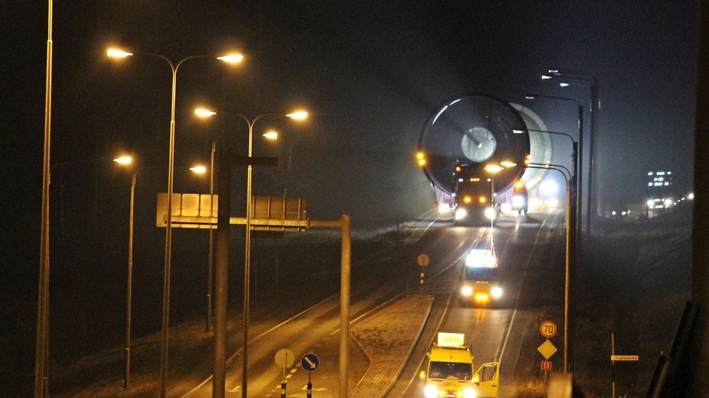 Havator kuljettaa Äänekosken tulevalle sellutehtaalle valtavia teräsäsäiliötä Lappeenrannasta Äänekoskelle 19.4-23.4.2016.