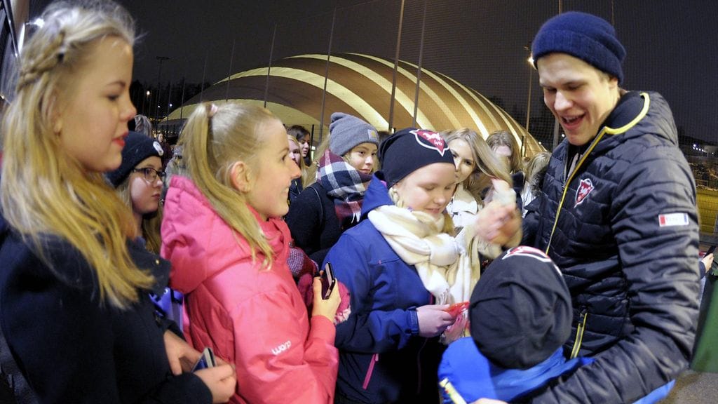 Jesse Puljujärvellä (oik.) on faneja ympäri Suomea. Kuva Helsingistä 4. maaliskuuta.