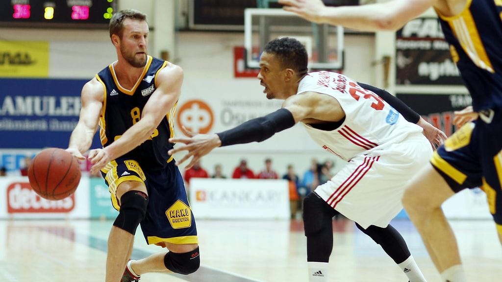 Seagullsin Timo Heinonen (vas.) ja Pyrinnön Damon Williams kamppailivat keskiviikkona.