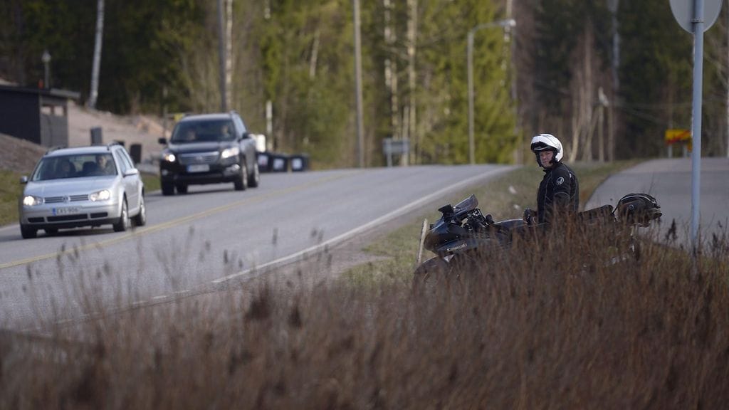 Moottoripyöräpoliisi tarkkailee liikennettä.