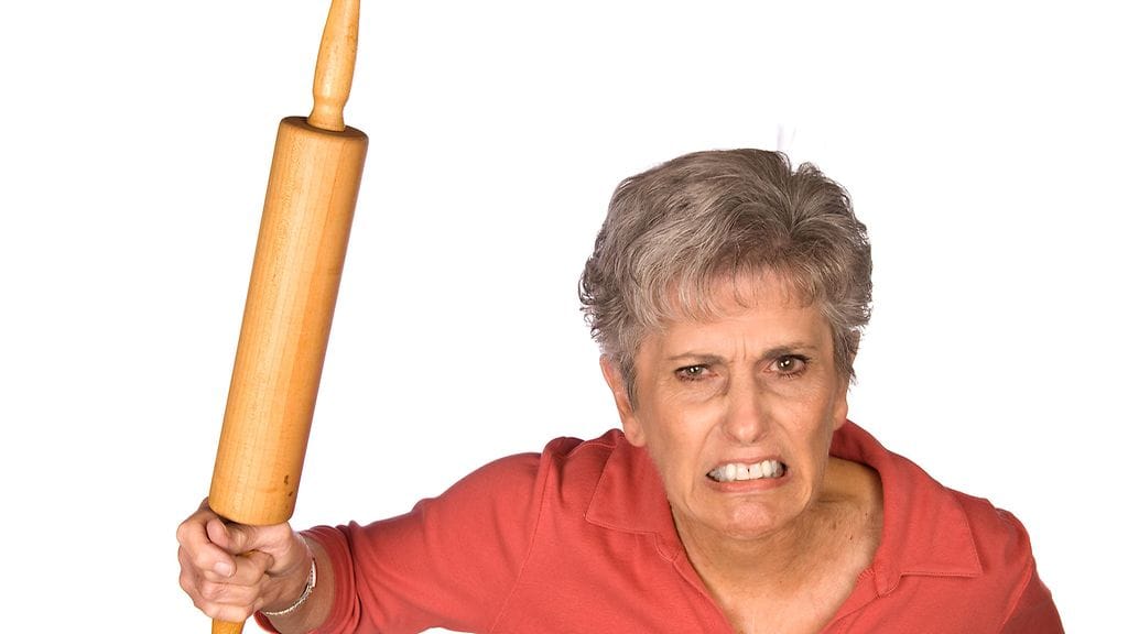 Äiti pisti poikansa kuriin. Kuvituskuva.