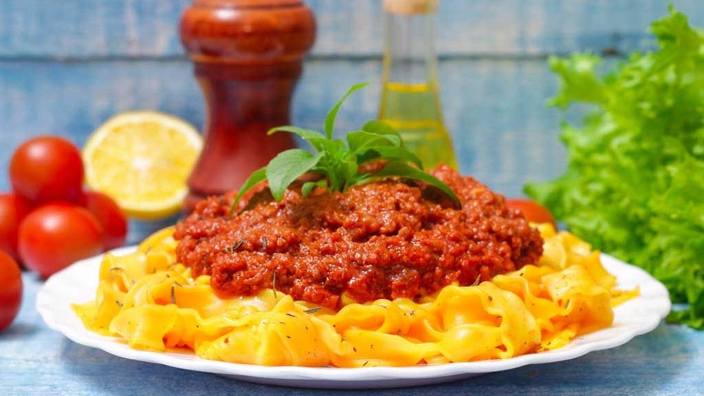 Maito kruunaa hitaasti haudutetun bolognesekastikkeen.