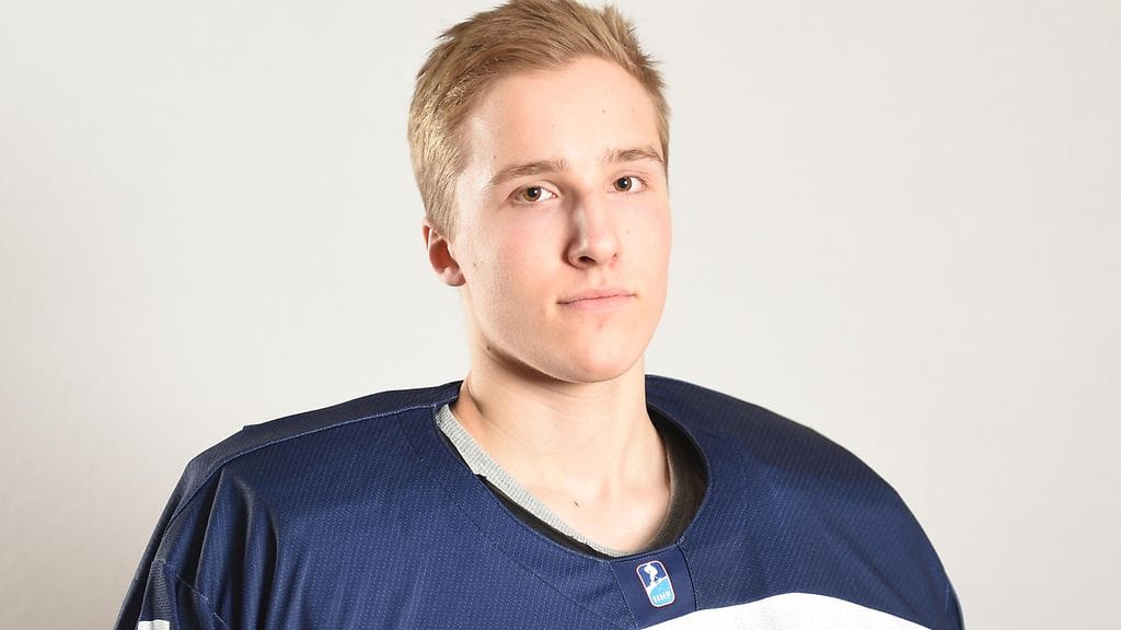 Ukko-Pekka Luukkonen torjuu Pikkuleijonien maalilla.