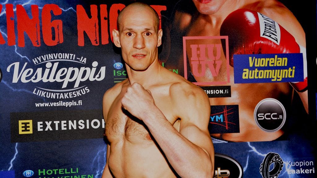 Amin Asikainen punnitustilaisuudessa torstaina.