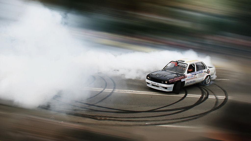 Asiantuntijan mukaan kumia polttavat kuljettajat kaipaavat huomiota itselleen ja autolleen.