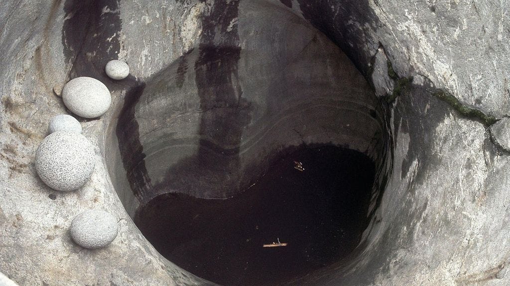 Hiidenkirnu Mikkelin pienteollisuusalueella. Reunalla näkyvissä pyöreitä jauhinkiviä.