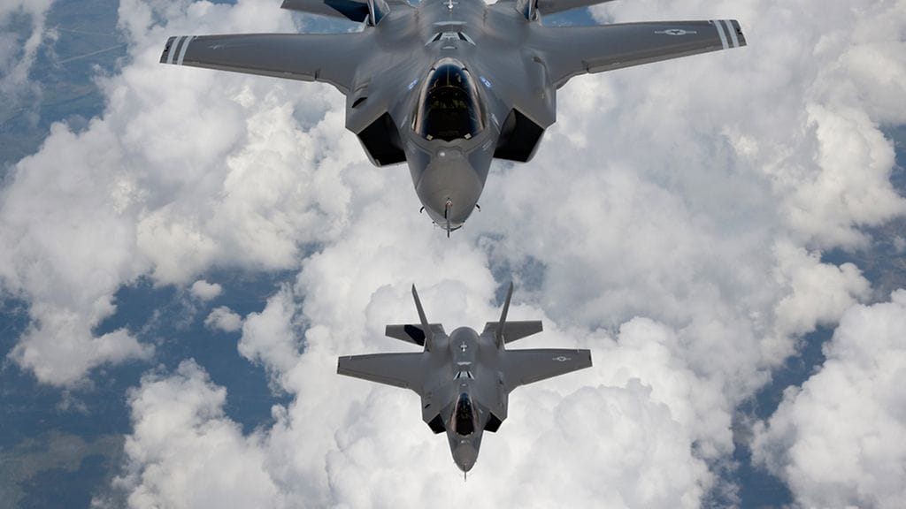 F-35 hävittäjä on ehdolla nykyisten F-18 Hornet -hävittäjien korvaajaksi.