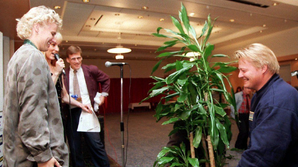 Seppo Räty onnitteli Heli Rantasta olympiakullan jälkeen vuonna 1996 varsin omintakeisella tyylillä. Lahjana oli leikkokukkien sijaan kookas viherkasvi.