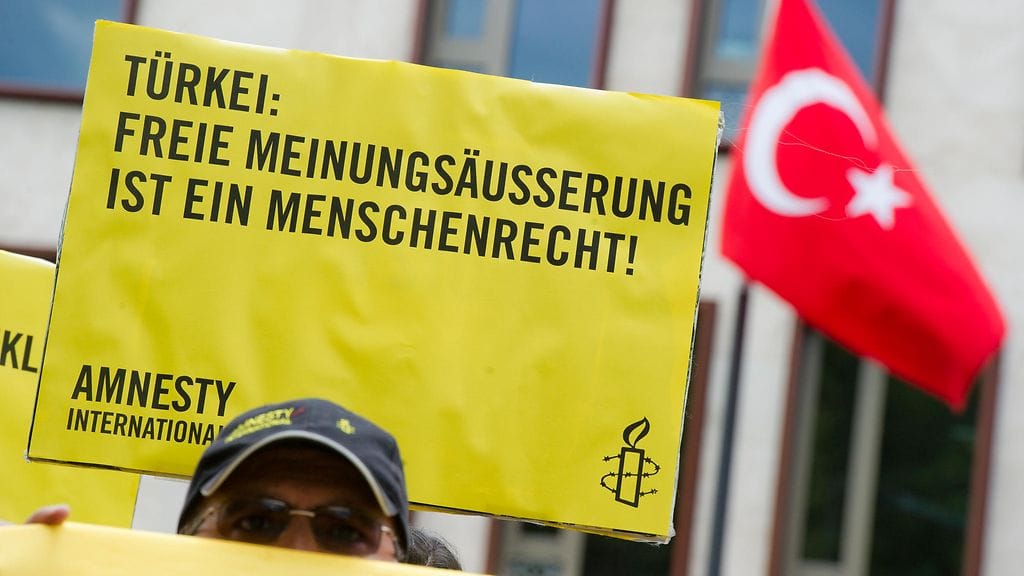 "Turkki! Sananvapaus on myös ihmisoikeus!" Amnesty Internationalin kannattaja piteli kylttiä Turkin suurlähetystön edessä Berliinissä vuonna 2013.