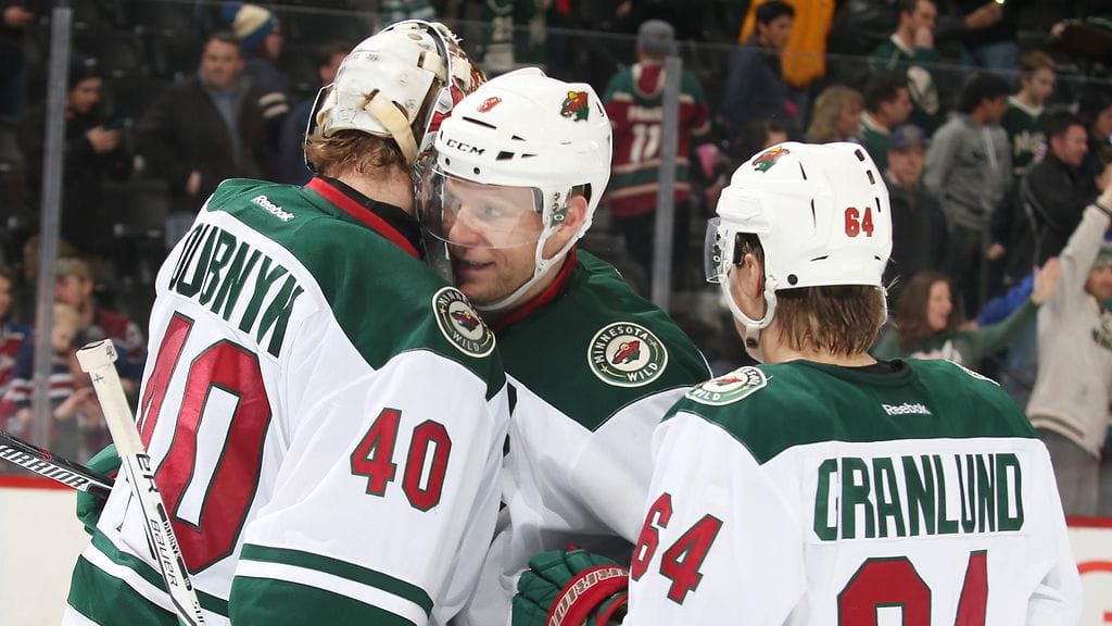 Mikko Koivu ja Mikael Granlund tuulettamassa Devan Dubnykin kanssa.