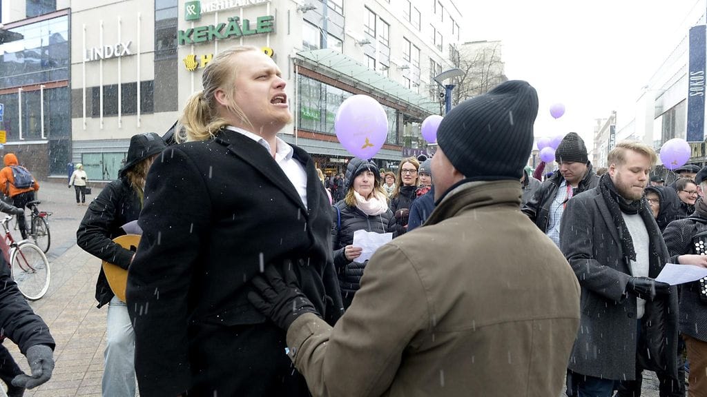 Velkastetson-yhtye häiriköi Sipilää Jyväskylässä