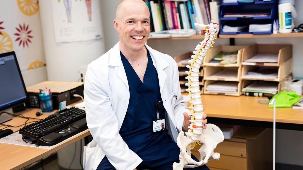 Fysiatriaan erikoistuva opiskelija Kalle Tapola työhuoneellaan Tays Keskussairaalan fysiatrian yksikössä Tampereella 21. huhtikuuta 2016. Lääketieteen lisensiaatti Kalle Tapolan erikoistumisala Tampereen yliopistosairaalassa on fysiatria. Valintaan vaikuttivat hänen aiempi ammattinsa fysioterapeuttina sekä erikoisalan kasvava työvoimatarve.