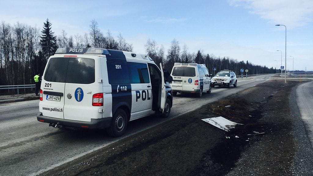 Pyhäjoen Hanhikiven ydinvoimala-alueelta otettiin eilen kiinni kymmeniä mielenosoittajia, jotka käyttäytyivät uhkaavasti. Poliisi on tänään vapauttanut heidät ja antanut osalle sakkoja.