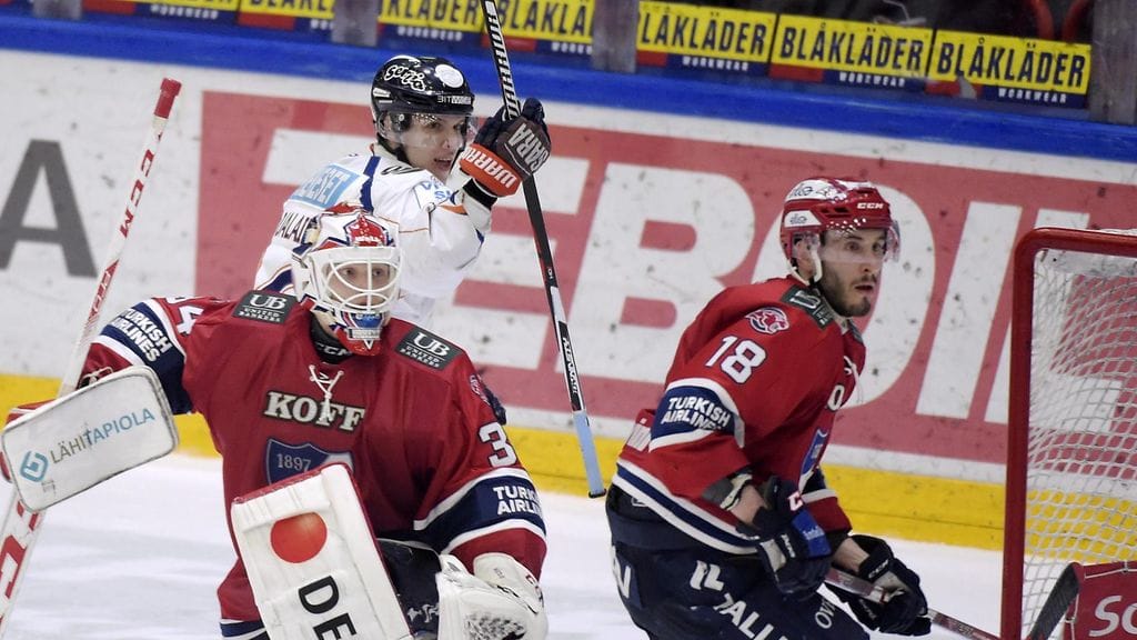Tapparan Jere Karjalainen tuuletti 2–1-voittomaalia HIFK:n Ville Husson (vas.) ja Yohann Auvitun takana.