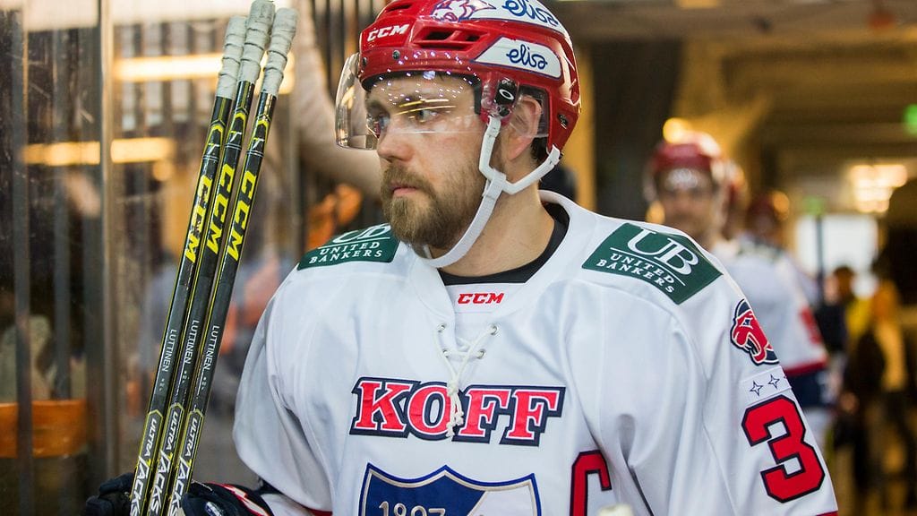 Arttu Luttinen ei sulattanut sitä, että Tapparan voittomaali hyväksyttiin.