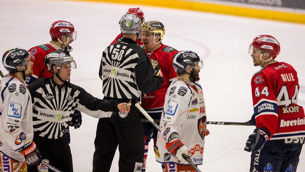 Muun muassa HIFK:n Teemu Ramstedt kävi kuumana tuomareille lauantaina.