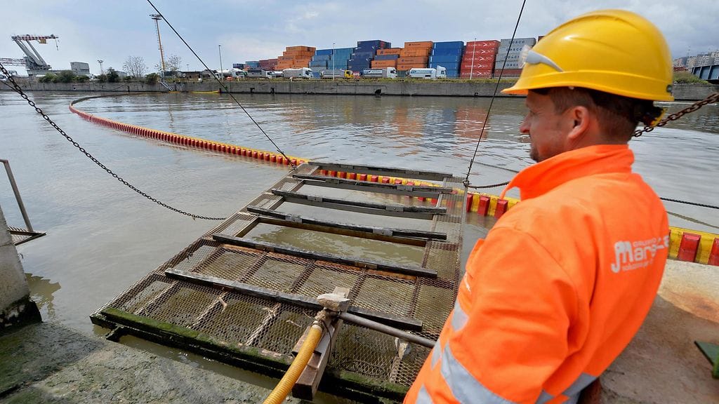 Öljyn leviämistä pyrittiin estämään Polceverajokeen asetetulla raja-aidalla lauantaina 23. huhtikuuta.
