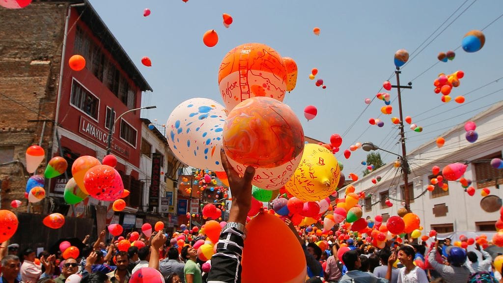 Nepalilaiset kerääntyivät pääkaupunki Katmanduun Durbar-aukiolle vapauttamaan palloja vuoden takaisen maanjäristyksen uhrien muistoksi.
