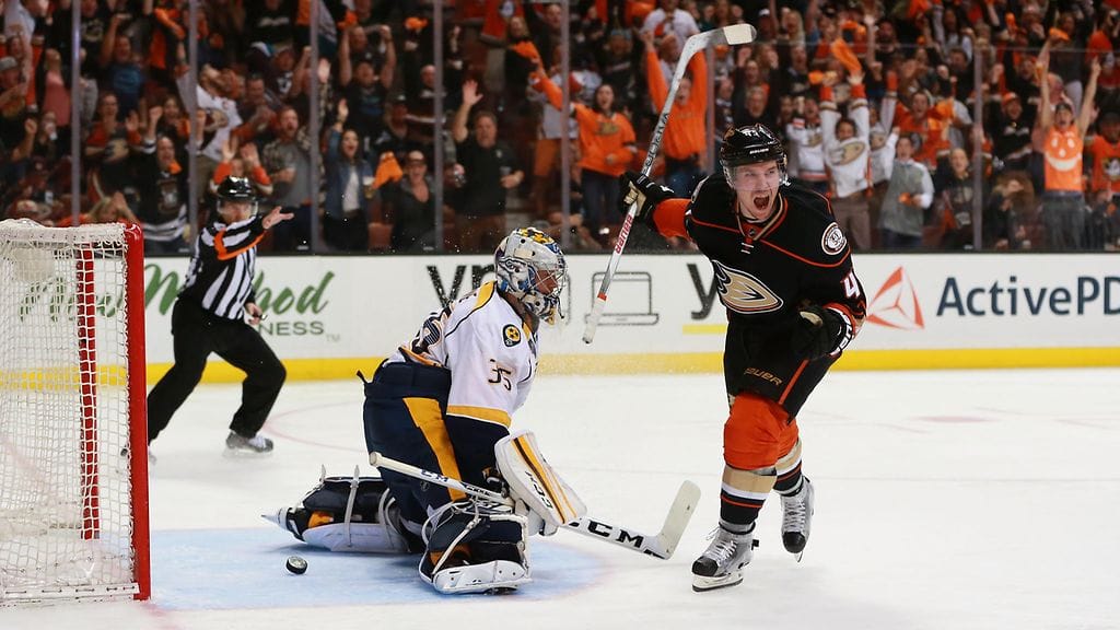 Siellä lepää! Sami Vatanen upotti Ducksin voittomaalin voimattoman Pekka Rinteen taakse.