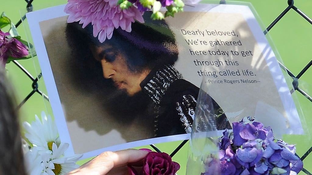 Torstaina kuolleen Princen fanit ovat muistaneet tähteä tämän kodin edustalla Minneapolisissa.