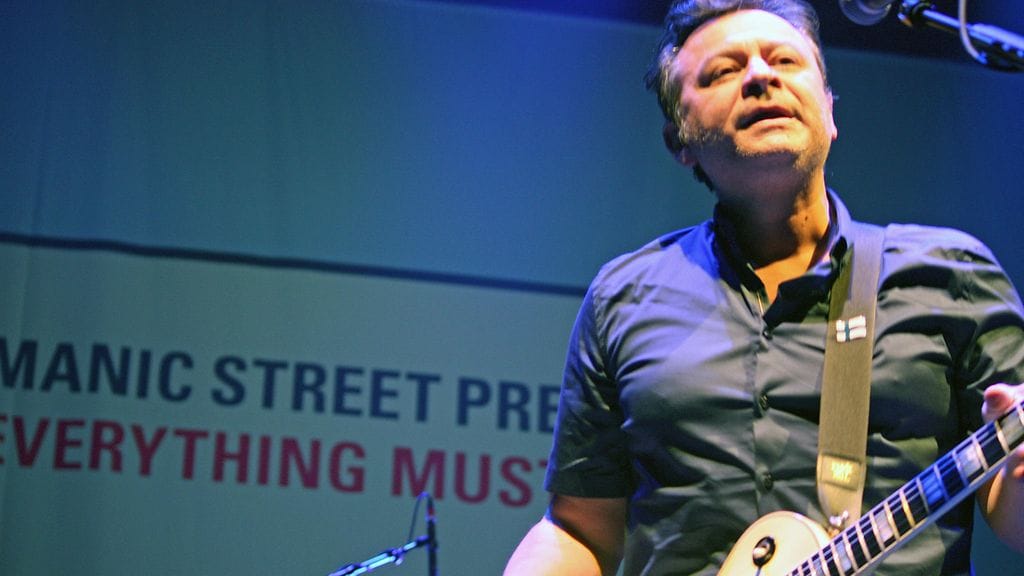 Manic Street Preachersin laulaja-kitaristi Colin Firth... ei vaan James Dean Bradfield.