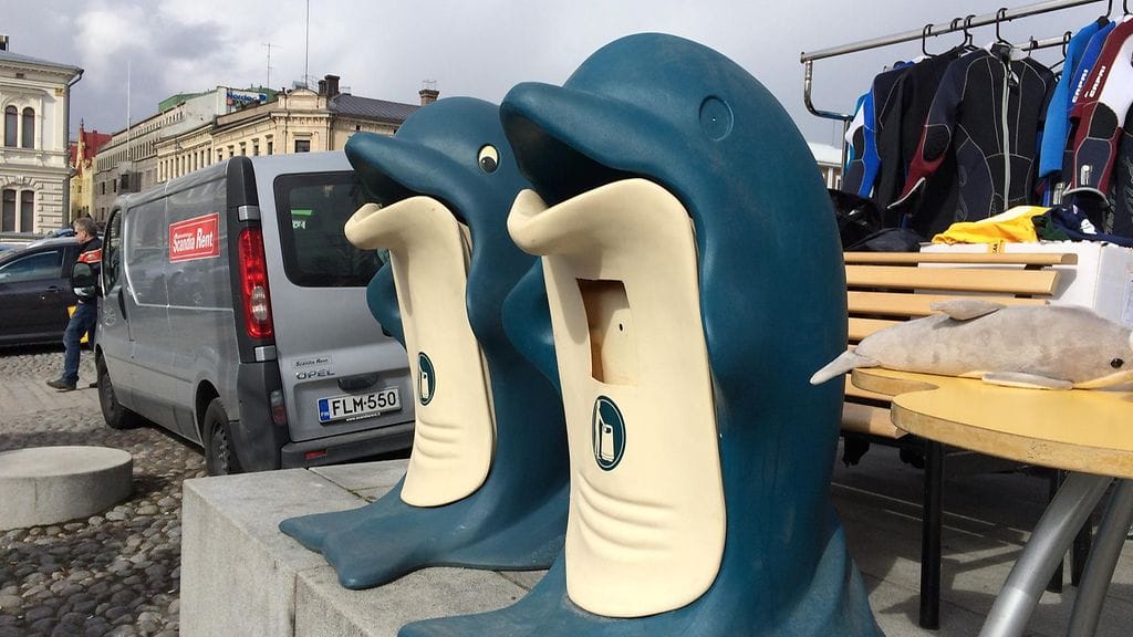 Delfinaarion roskikset huutokaupassa Tampereella