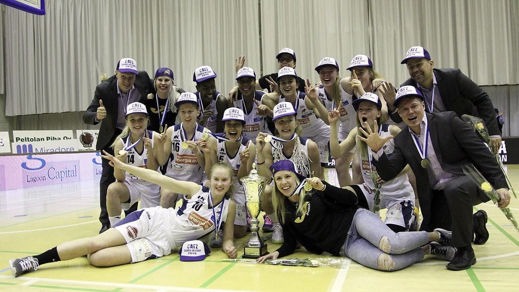 Catz juhlii koripallomestaruutta.