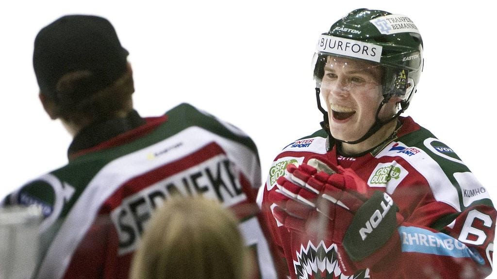 Artturi Lehkonen juhlii Ruotsin mestaruutta (arkistokuva).