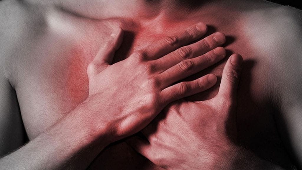 Sydänkohtaus tuntuu usein rintalastan alueella niin, että kädet menevät kuin automaattisesti rinnalle. Kuvituskuva.