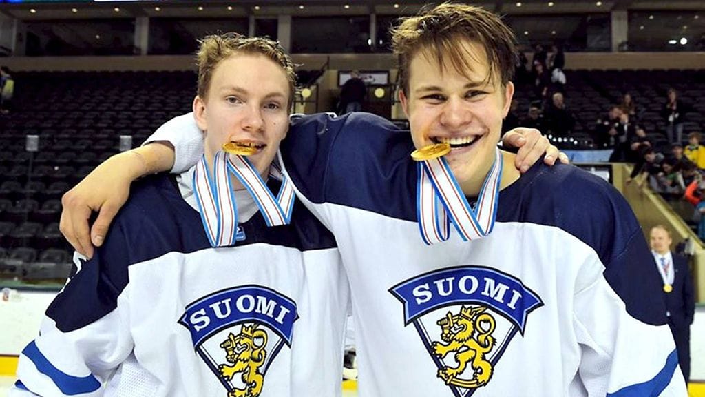 Hyvältä maistuu! Kuvassa poseeraavat Aapeli Räsänen ja Jesse Puljujärvi.