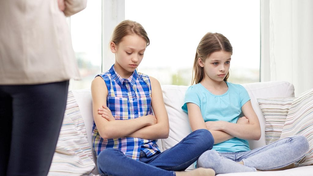 Social Science and Medicinessä julkaistun tutkimuksen mukaan tiukkien vanhempien lapset kärsivät muita todennäköisemmin ylipainosta, tai heidän fyysinen terveytensä oli huono. Kuvituskuva.