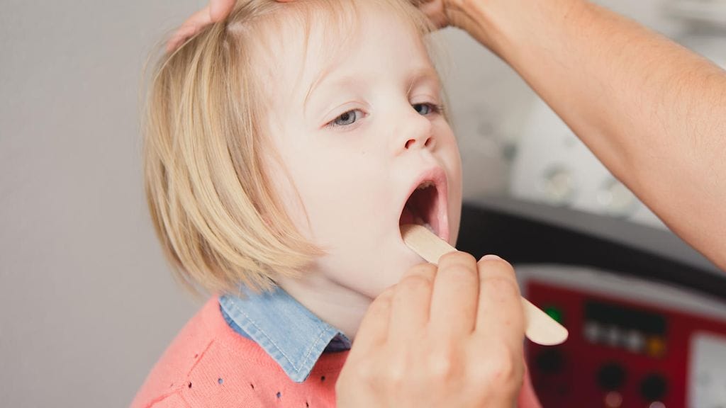 Kotiäidin kehittämän apuvälineen avulla kurkkuun katsominen on nykyisin entistä helpompaa.
