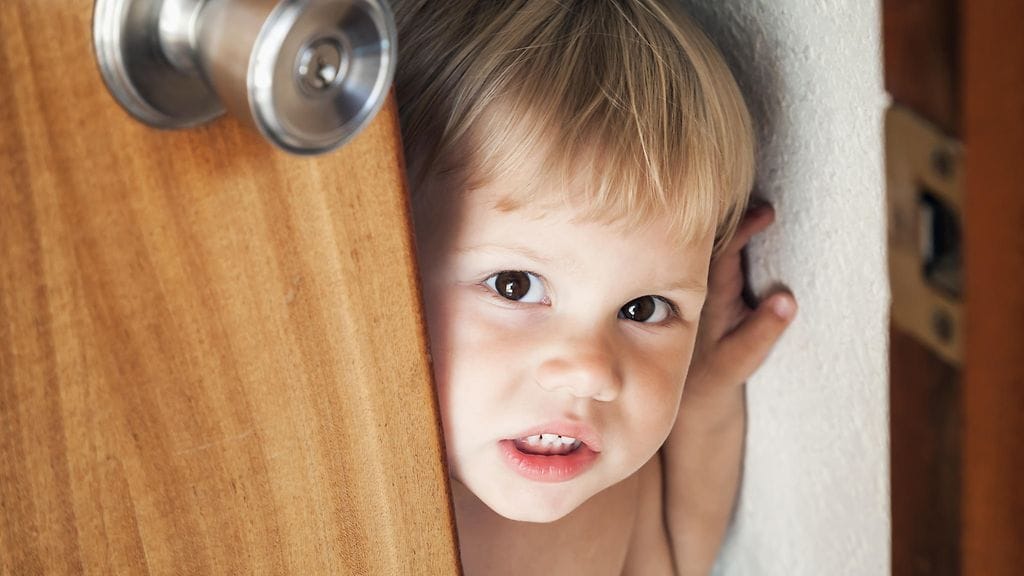 Vanhempana voit heittää rauhallisille vessahetkille hyvästit! Kuvituskuva.