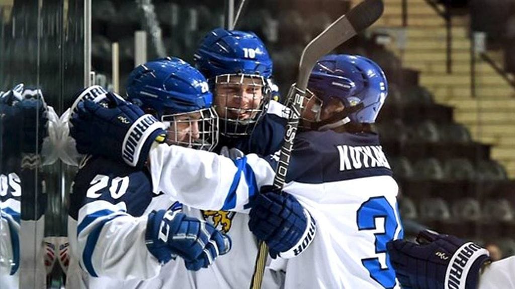 Eeli Tolvanen (vas.) oli Suomen maalitykki kultakisoissa.