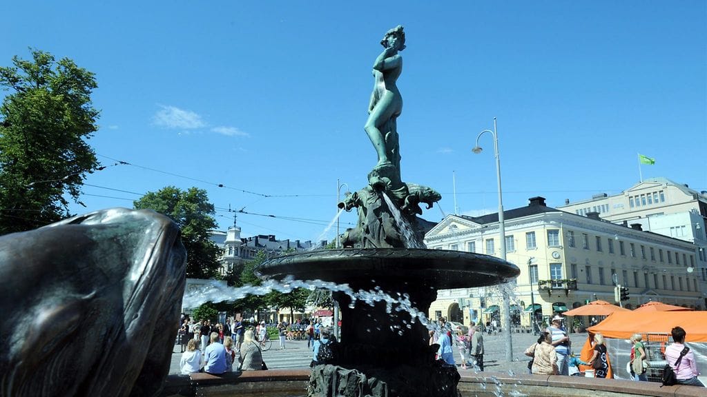 Havis Amanda kesäisenä päivänä.