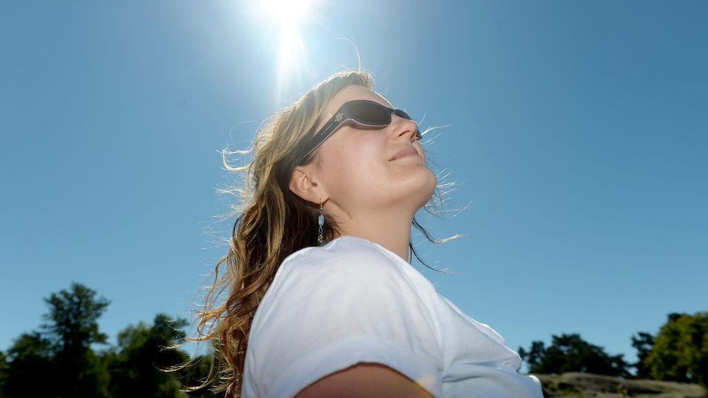 Aurinkoihottuman oireet tulevat yleensä viiveellä. Kuvituskuva.