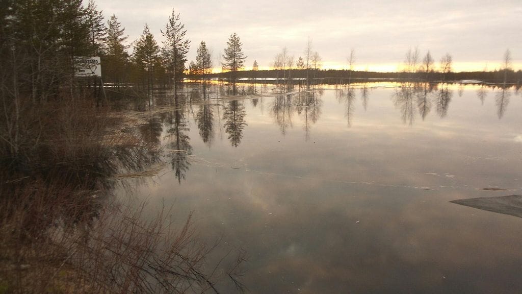 Lukijan kuvassa tulviva Iijoki viime vuoden huhtikuussa.