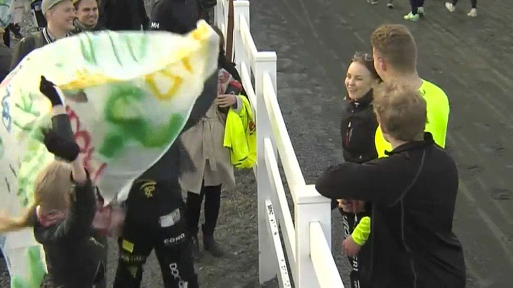 Kilpikonna68 kannattajineen voitonhuumassa Sorsasalon kaviouralla.