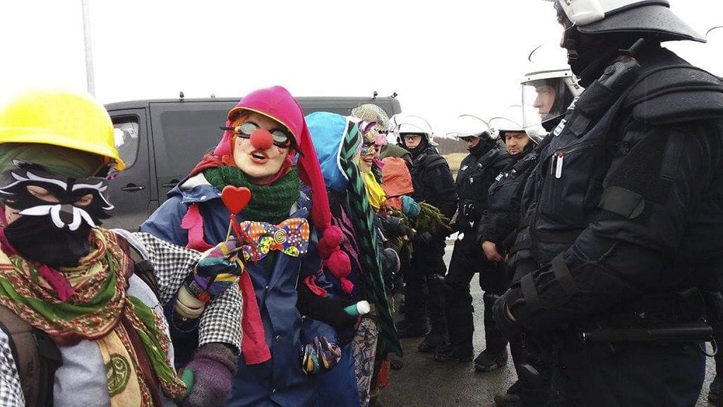 Pyhäjoella poliisi ja järjestysmiehet ovat ottaneet kiinni useita aktivisteja, jotka tunkeutuivat tiistaina amupäivällä aidan läpi Fennovoiman ydinvoimalan työmaa-alueelle.