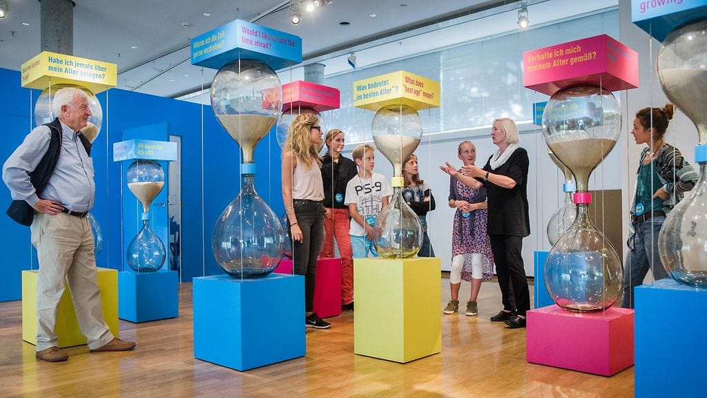 Seniorit jakavat näyttelyoppaina elämänkokemustaan.