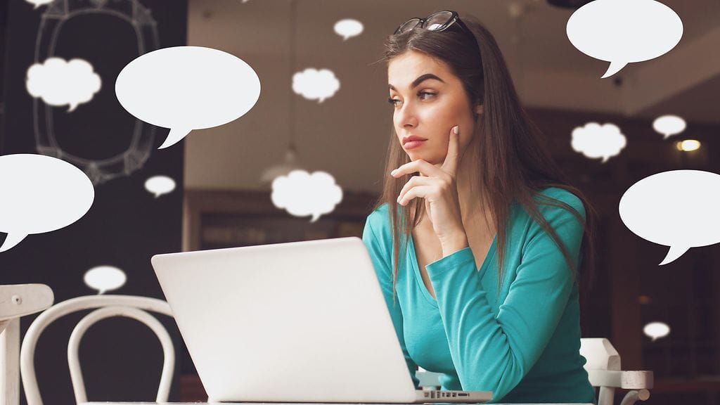 Huijarisyndroomasta kärsivät erityisesti lahjakkaat nuoret naiset, jotka työskentelevät muiden älykkäiden ihmisten kanssa. Kuvituskuva.