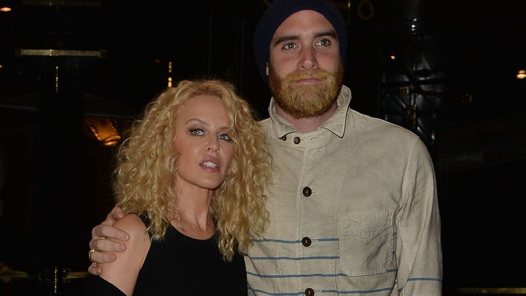 Kylie Minogue ja Joshua Sasse Lontoossa.