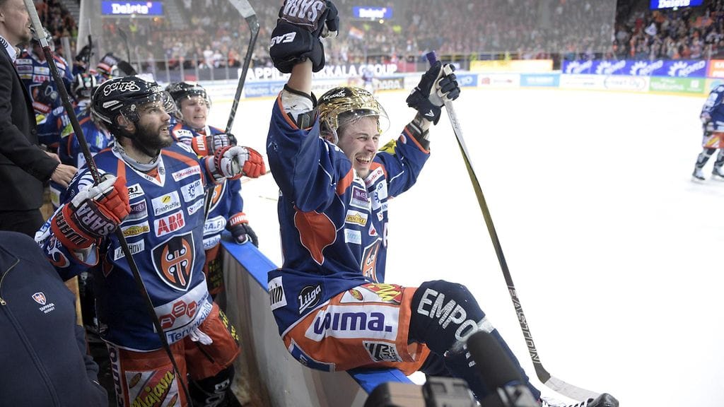 Tapparan pelaajat juhlivat mestaruutta.