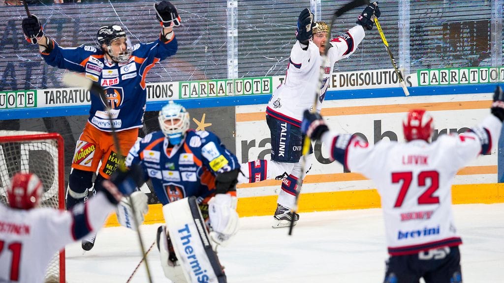Tapparan Pekka Saravo ja HIFK:n Teemu Ramstedt tuulettavat yhtä aikaa. Eri syistä, tosin.