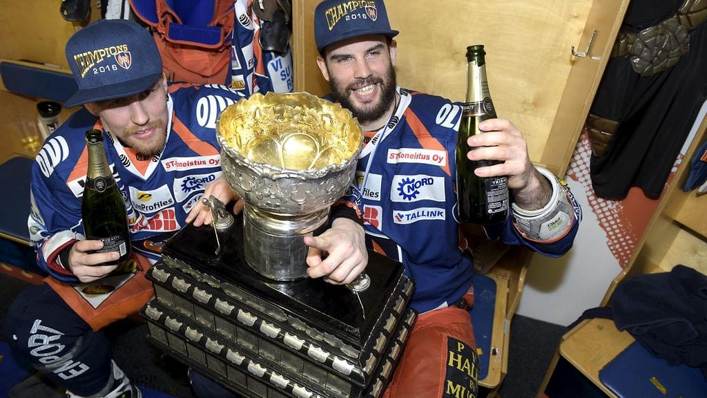 Veli-Matti Savinainen ja Stephen Dixon juhlivat Tapparan mestaruutta.