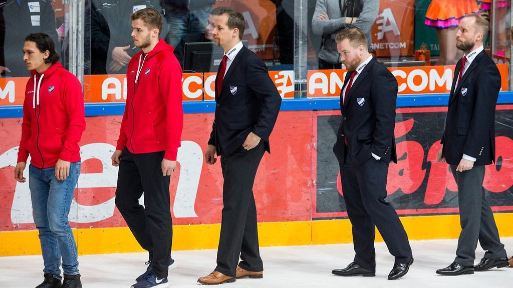 Antti Törmänen (kesk.) ja koko HIFK:n joukkue oli kalella kypärin.