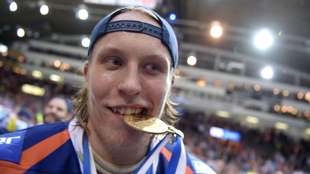 Patrik Laine pääsi SM-liigakauden päätteeksi maistelemaan kultamitalia. Laitahyökkääjän kausi jatkuu vielä perjantaina käynnistyvissä MM-kisoissa.