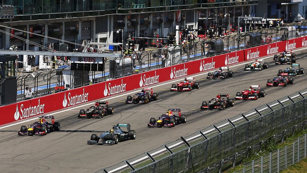 F1-autoja Nürburgringin lähtösuoralla kesällä 2013.