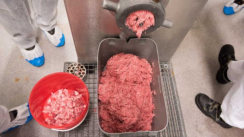 HK:n tehtaalla jauhettiin lihaa makkaroita varten 7.4.2016.