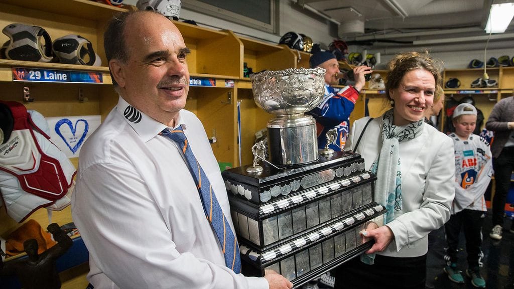 Mikko Leinonen poseerasi Kanada-maljan kanssa tiistaina.